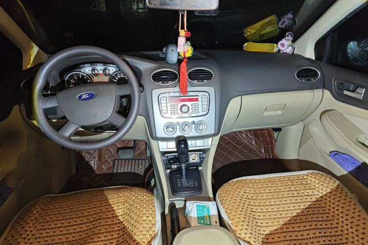 Used Ford Focus 2009 Hatchback 1.8L Automatic Fashion Edition Center Console