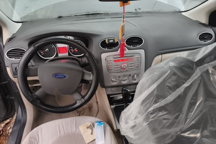 Used Ford Focus 2009 Sedan 1.8L Automatic Fashion Edition Center Console