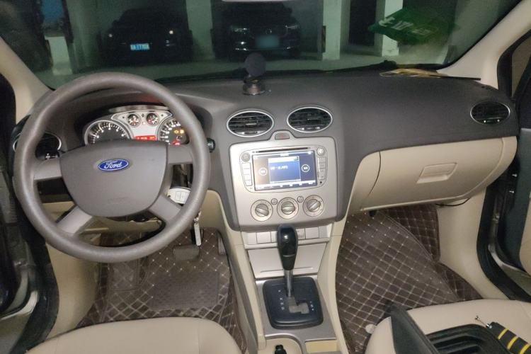 Used Ford Focus 2009 Sedan 1.8L Automatic Fashion Edition Center Console