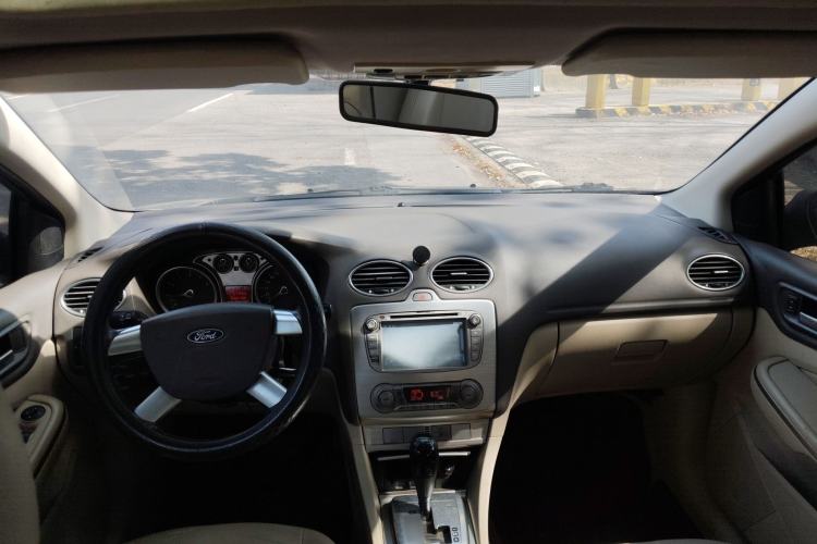Used Ford Focus 2009 Sedan 1.8L Automatic Fashion Edition Center Console