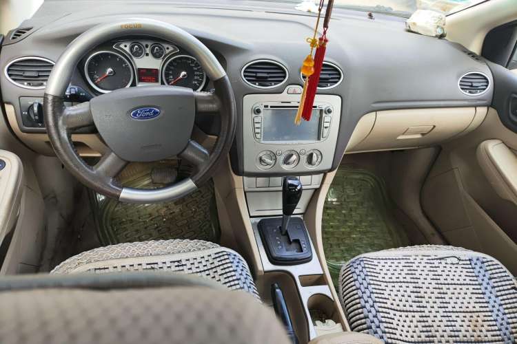 Used Ford Focus 2009 Sedan 1.8L Automatic Fashion Edition Center Console