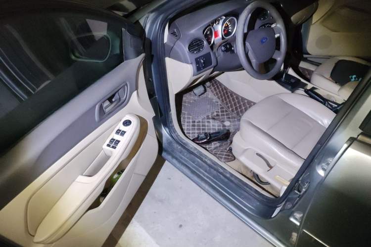 Used Ford Focus 2009 Sedan 1.8L Automatic Fashion Edition Driver Seat