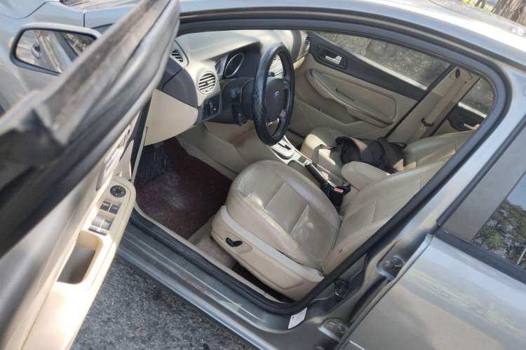 Used Ford Focus 2009 Sedan 1.8L Automatic Fashion Edition Driver Seat