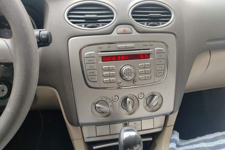 Used Ford Focus 2009 Hatchback 1.8L Automatic Fashion Edition Audio And AC Panel