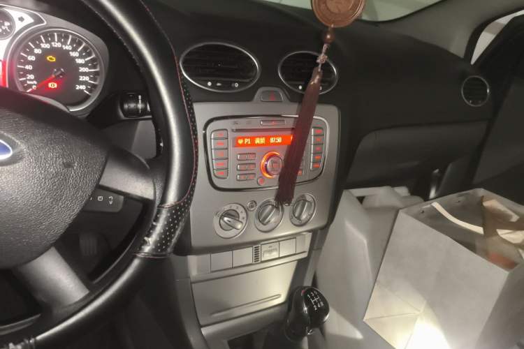 Used Ford Focus 2009 Hatchback 1.8L Manual Comfort Model Audio And AC Panel