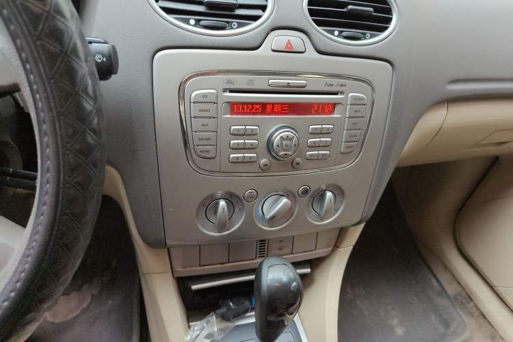 Used Ford Focus 2009 Sedan 1.8L Automatic Fashion Edition Audio And AC Panel