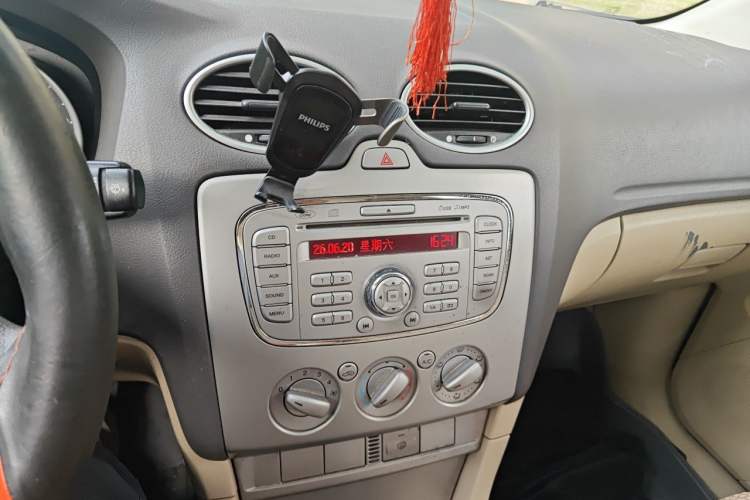 Used Ford Focus 2009 Sedan 1.8L Manual Comfort Model Audio And AC Panel