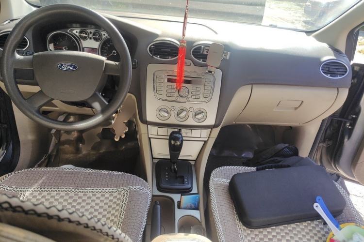 Used Ford Focus 2009 Sedan 1.8L Automatic Fashion Edition Center Console
