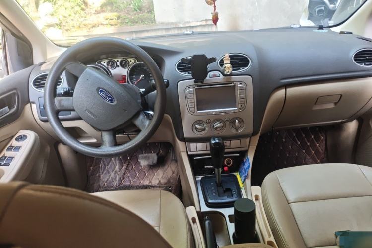 Used Ford Focus 2009 Sedan 1.8L Automatic Fashion Edition Center Console