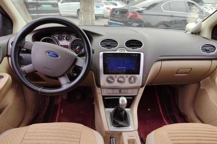 Used Ford Focus 2009 Sedan 1.8L Manual Comfort Model Center Console