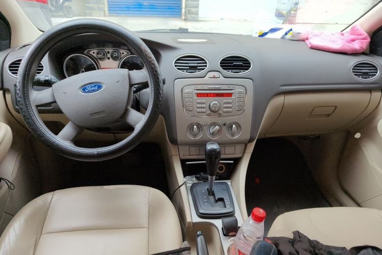 Used Ford Focus 2009 Sedan 1.8L Automatic Fashion Edition Center Console