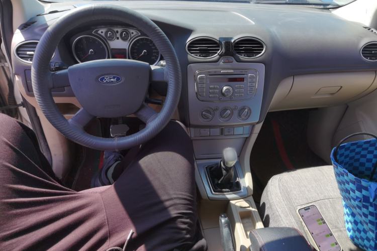 Used Ford Focus 2009 Sedan 1.8L Manual Comfort Model Center Console