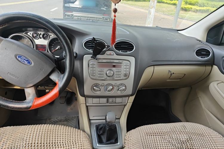 Used Ford Focus 2009 Sedan 1.8L Manual Comfort Model Center Console
