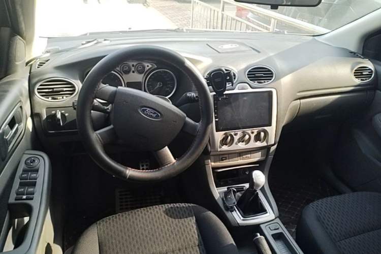Used Ford Focus 2009 Hatchback 1.8L Manual Comfort Model Center Console