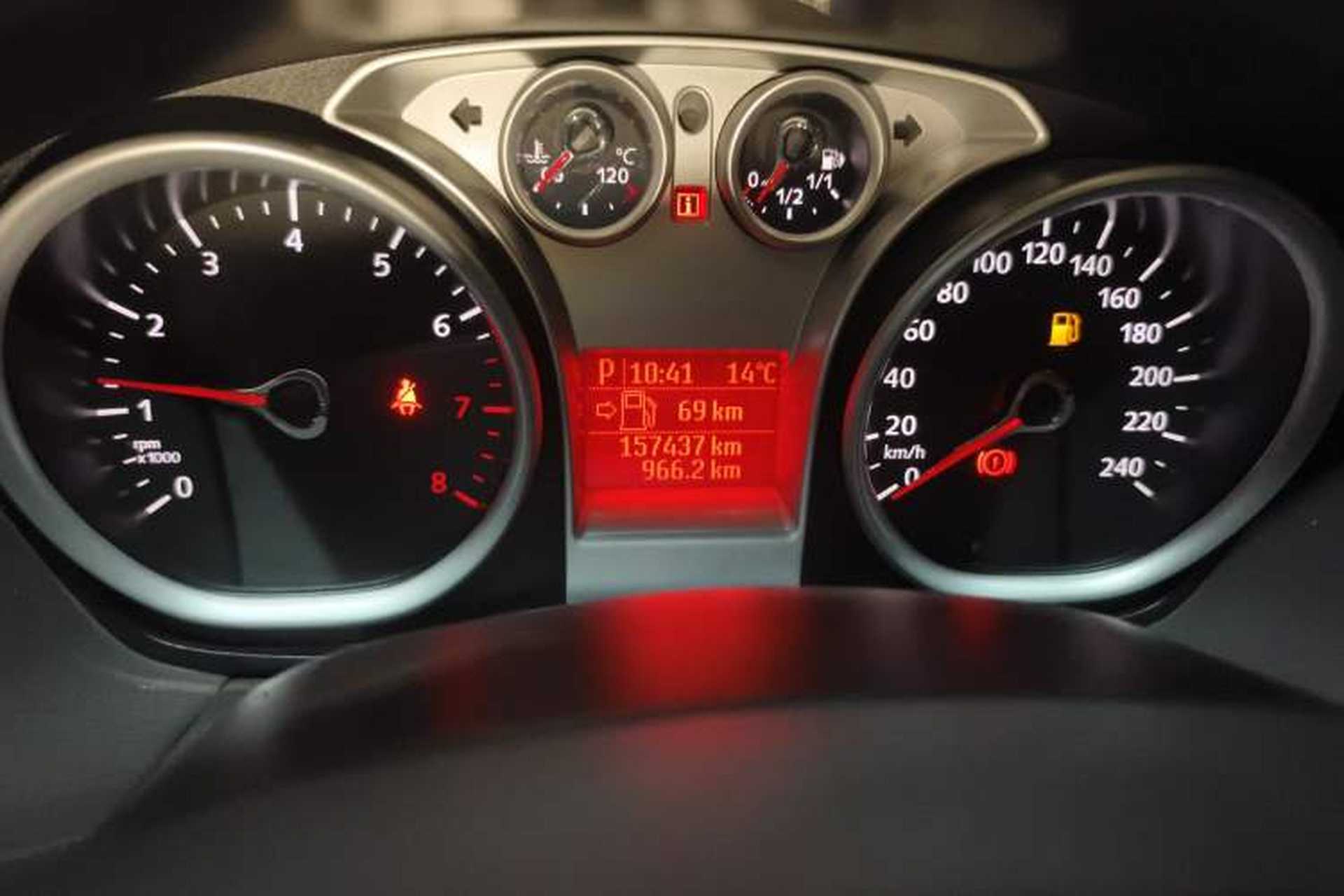 Used Ford Focus 2009 Sedan 1.8L Automatic Fashion Edition Odometer Close Up