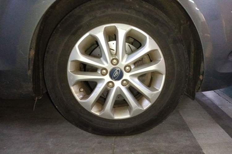 Used Ford Focus 2009 Sedan 1.8L Automatic Fashion Edition Right Front Wheel Hub