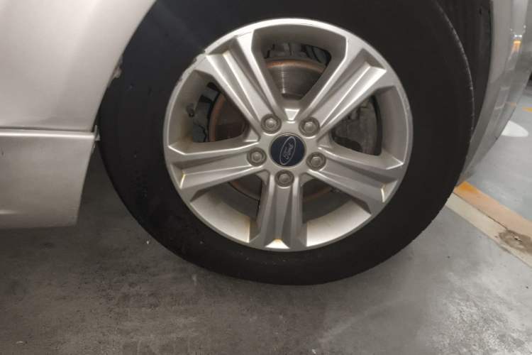 Used Ford Focus 2009 Hatchback 1.8L Manual Comfort Model Right Front Wheel Hub