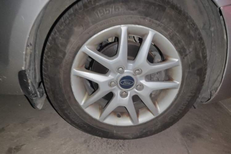 Used Ford Focus 2009 Sedan 1.8L Automatic Fashion Edition Right Front Wheel Hub