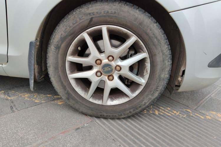 Used Ford Focus 2009 Sedan 1.8L Manual Comfort Model Right Front Wheel Hub