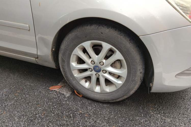 Used Ford Focus 2009 Sedan 1.8L Automatic Fashion Edition Right Front Wheel Hub