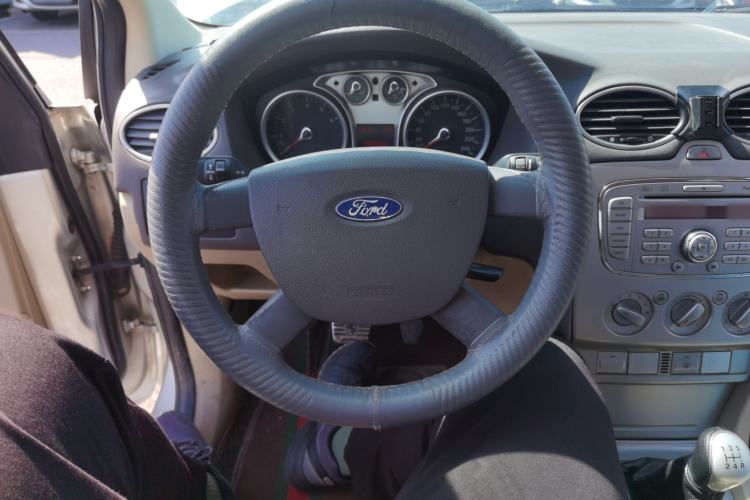 Used Ford Focus 2009 Sedan 1.8L Manual Comfort Model Steering Wheel