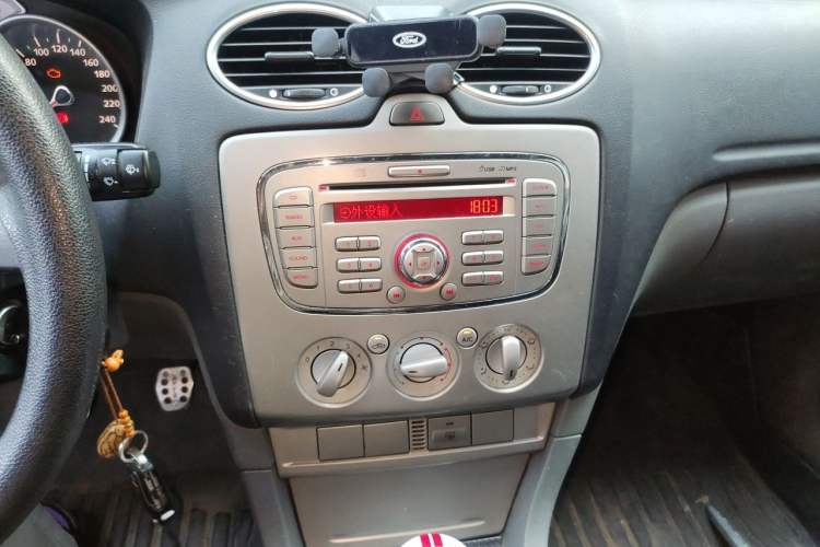 Used Ford Focus 2009 Hatchback 1.8L Manual Comfort Model Audio And AC Panel