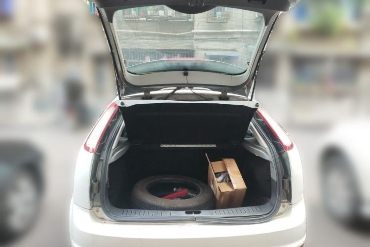 Used Ford Focus 2009 Hatchback 1.8L Manual Comfort Model Trunk