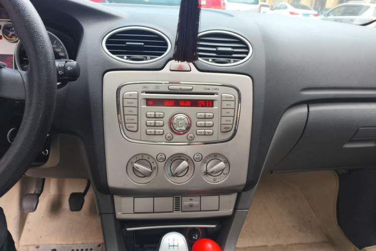 Used Ford Focus 2009 Hatchback 1.8L Manual Comfort Model Audio And AC Panel