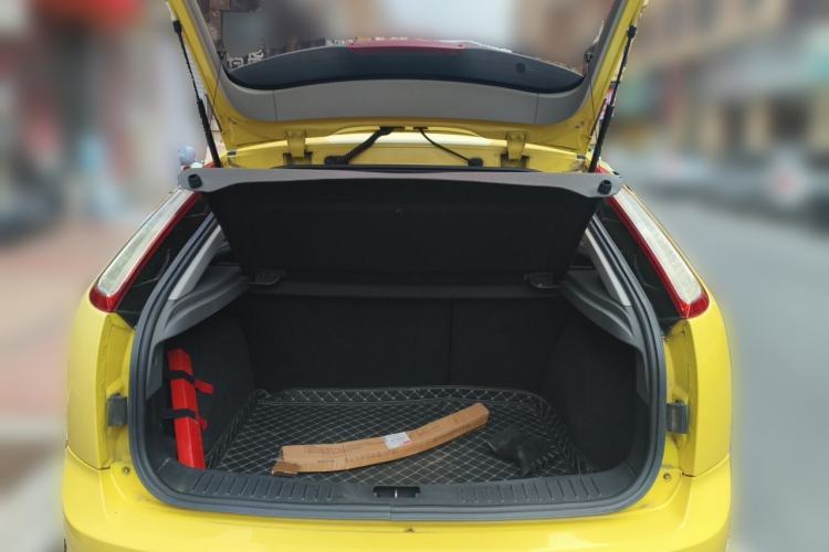 Used Ford Focus 2009 Hatchback 1.8L Manual Comfort Model Trunk
