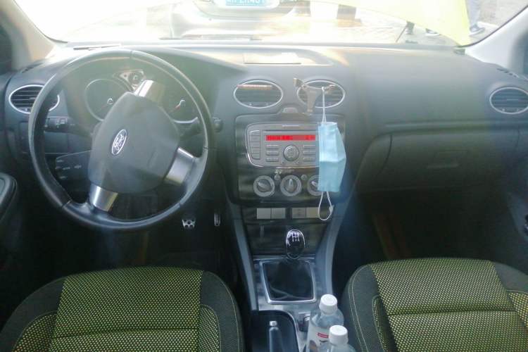 Used Ford Focus 2010 Hatchback 2.0L SVP Limited Edition Center Console