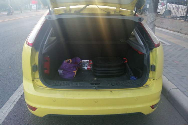 Used Ford Focus 2010 Hatchback 2.0L SVP Limited Edition Trunk