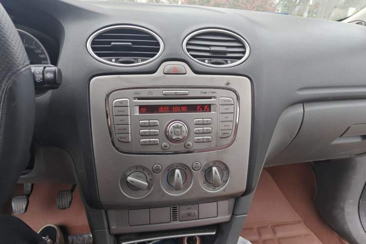 Used Ford Focus 2011 Hatchback 1.8L Manual Comfort Model Audio And AC Panel