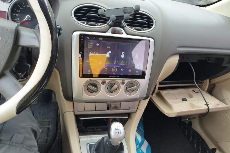 Used Ford Focus 2011 Sedan 1.8L Manual Classic Model Audio And AC Panel