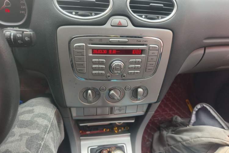Used Ford Focus 2011 Hatchback 1.8L Manual Classic Model Audio And AC Panel