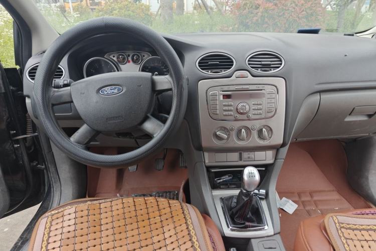 Used Ford Focus 2011 Hatchback 1.8L Manual Comfort Model Center Console