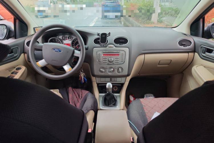 Used Ford Focus 2011 Sedan 1.8L Manual Comfort Model Center Console