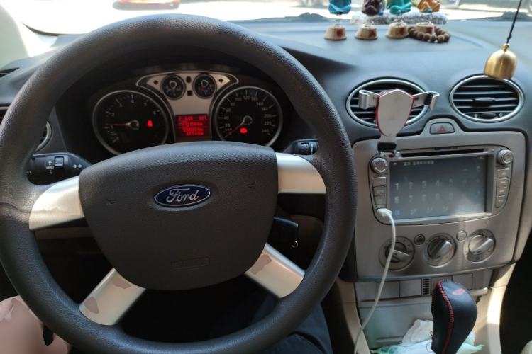 Used Ford Focus 2011 Sedan 1.8L Automatic Fashion Edition Center Console