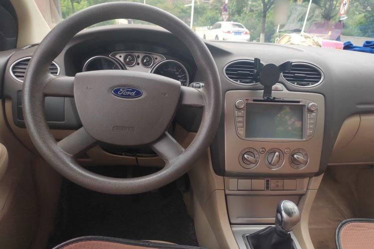 Used Ford Focus 2011 Sedan 1.8L Manual Comfort Model Center Console