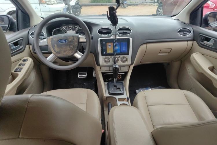 Used Ford Focus 2011 Hatchback 1.8L Automatic Fashion Edition Center Console