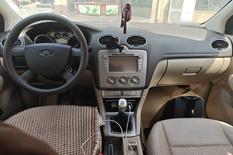 Used Ford Focus 2011 Sedan 1.8L Manual Comfort Model Center Console