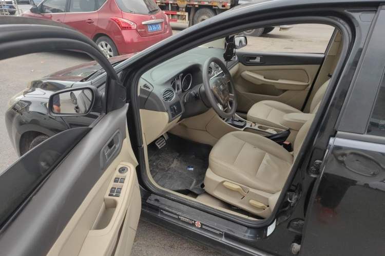 Used Ford Focus 2011 Hatchback 1.8L Automatic Fashion Edition Driver Seat