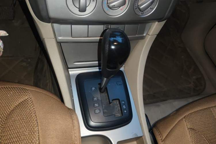Used Ford Focus 2011 Sedan 1.8L Automatic Fashion Edition Gear Lever