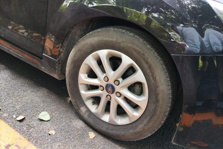 Used Ford Focus 2011 Hatchback 1.8L Automatic Fashion Edition Right Front Wheel Hub