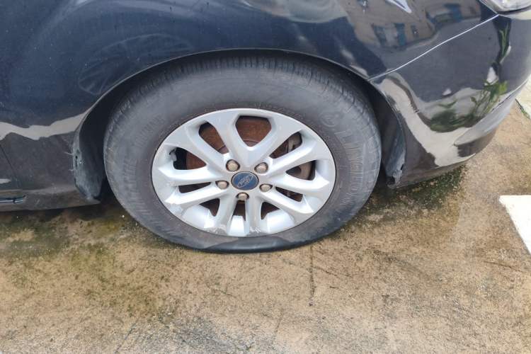 Used Ford Focus 2011 Sedan 1.8L Manual Classic Model Right Front Wheel Hub