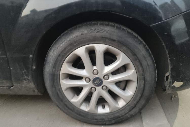 Used Ford Focus 2011 Sedan 1.8L Automatic Fashion Edition Right Front Wheel Hub