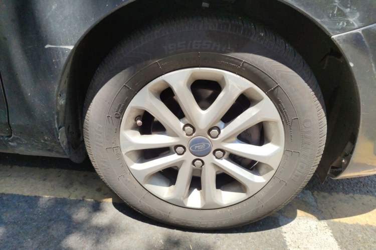 Used Ford Focus 2011 Sedan 1.8L Automatic Fashion Edition Right Front Wheel Hub
