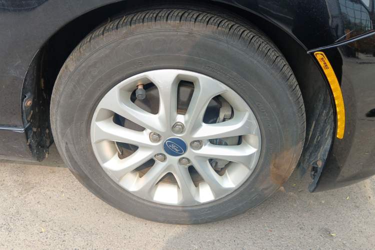 Used Ford Focus 2011 Hatchback 1.8L Automatic Fashion Edition Right Front Wheel Hub