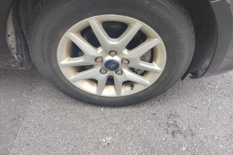 Used Ford Focus 2011 Sedan 1.8L Manual Comfort Model Right Front Wheel Hub