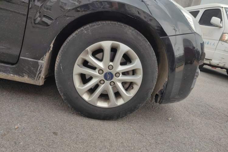 Used Ford Focus 2011 Hatchback 1.8L Automatic Fashion Edition Right Front Wheel Hub