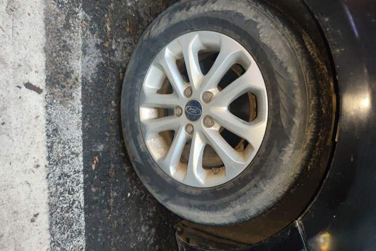 Used Ford Focus 2011 Sedan 1.8L Automatic Fashion Edition Right Front Wheel Hub